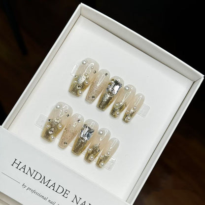 Künstlerisches handgemachtes Press-On-Nagelkunst-Set mit Perlen- und Metallic-Akzenten