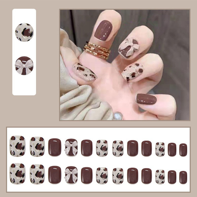 Kunstvolle Nagelspitzen mit eleganten Foliendekoren Brehn