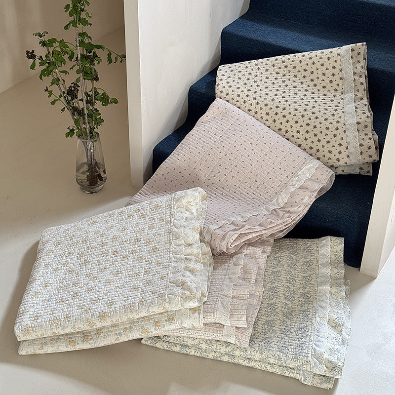 Gestepptes Rüschendes Floral Baumwollbettüberwurf-Set mit Spitzenbesatz Kissenbezügen