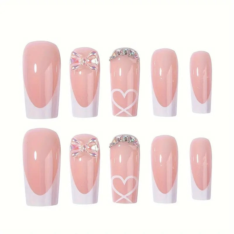 Kunstnagelset mit eleganten Schmetterlingsakzenten und Strass Brehn