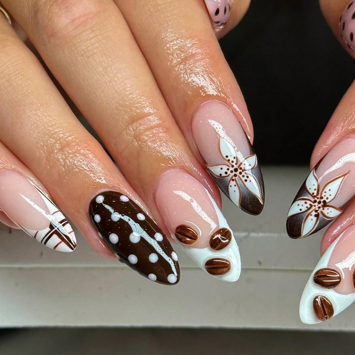 Elegante Kunstfingernägel mit Floralen und Geometrischen Akzenten Brehn