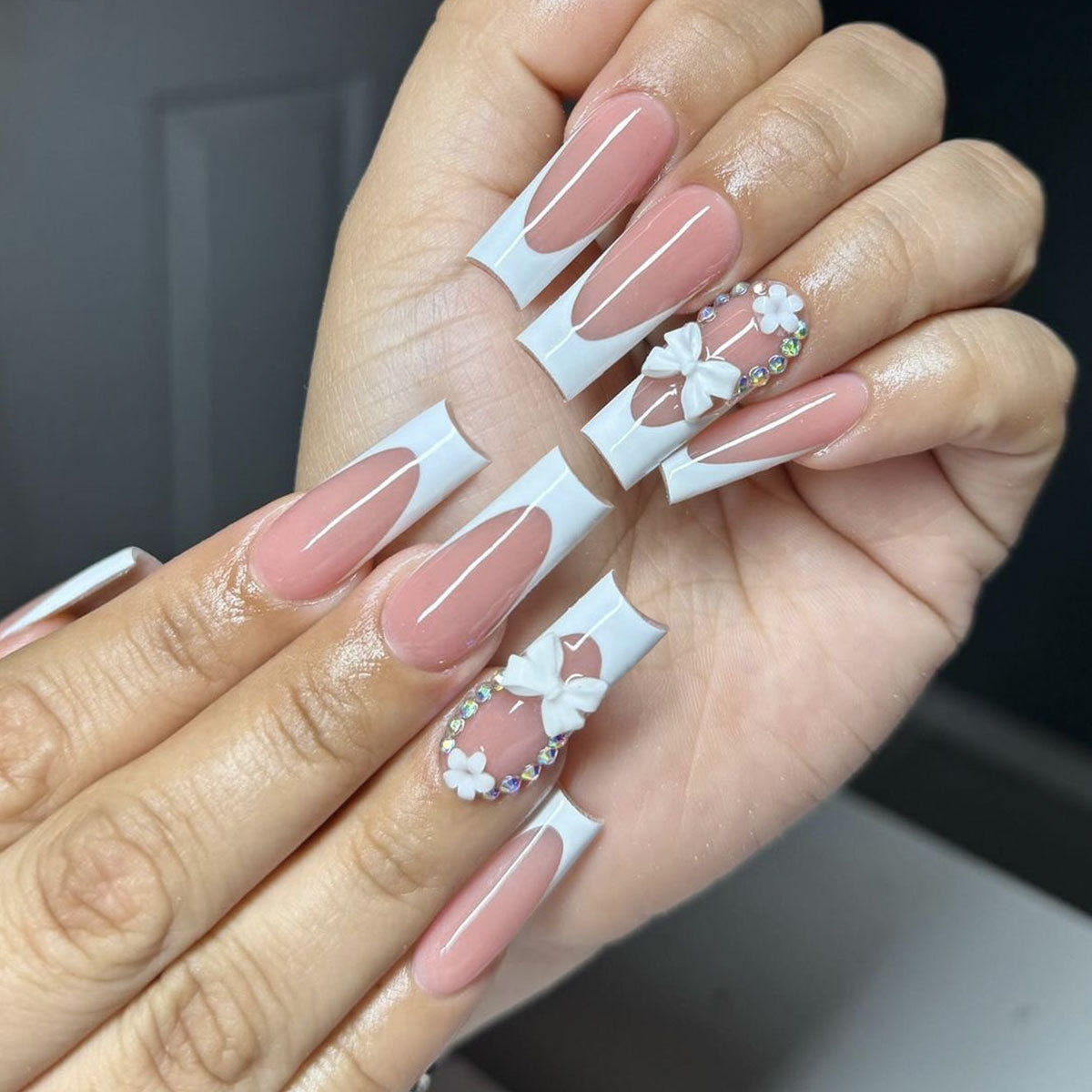 Kunstnagelset mit traumhaften 3D-Blumen und Schleifenverzierungen Brehn