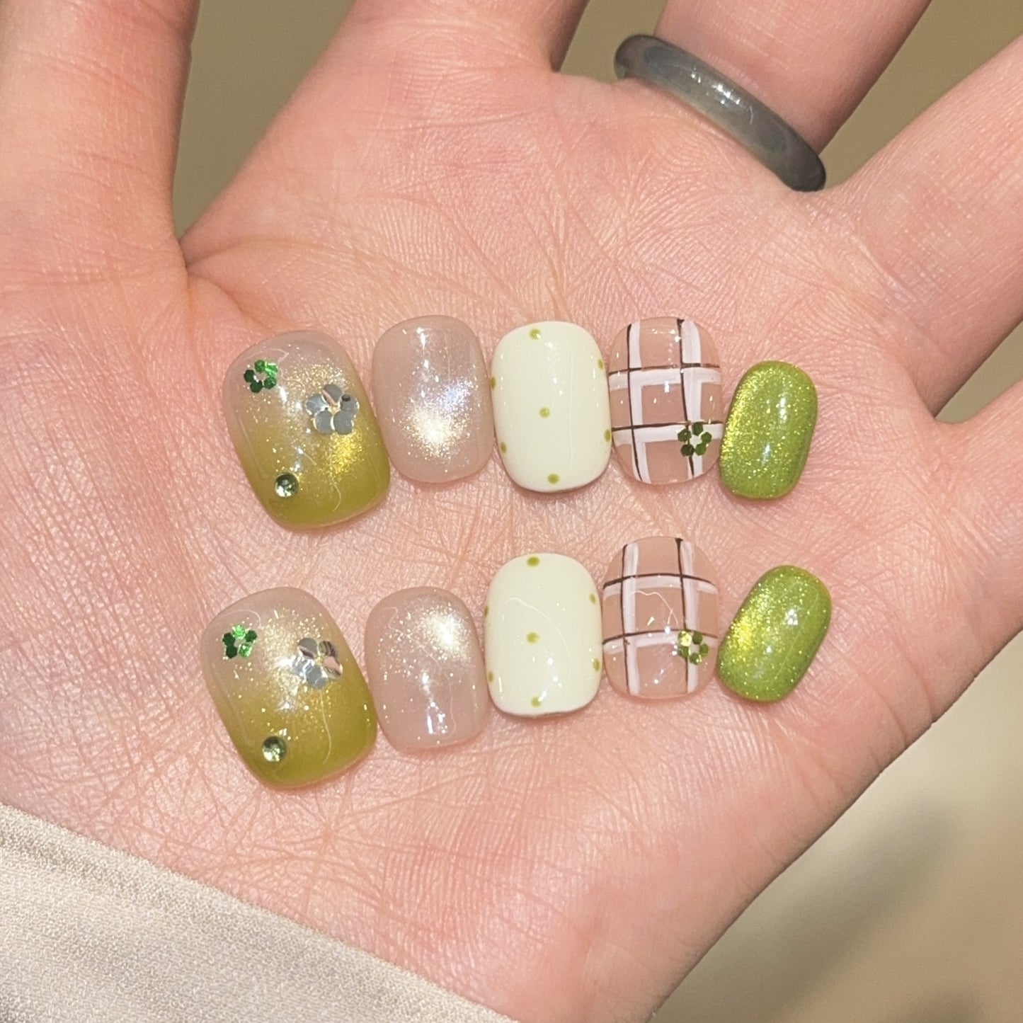 Kreative Kunstnagelspitzen mit Floralen Akzenten Brehn