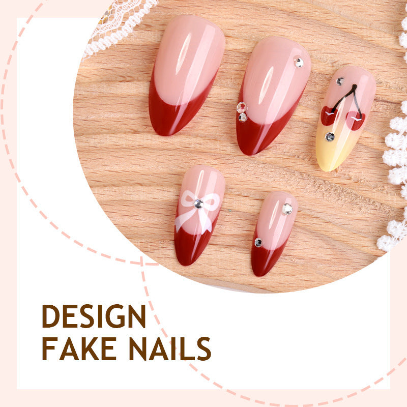 Kunstvolles Nagelset mit Glitzer- und Herzdesign Brehn