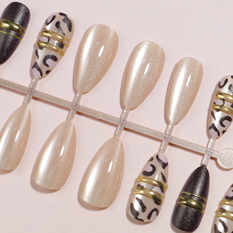 Künstlerisches Press-On-Nagelset mit zeitgenössischen Mustern Brehn