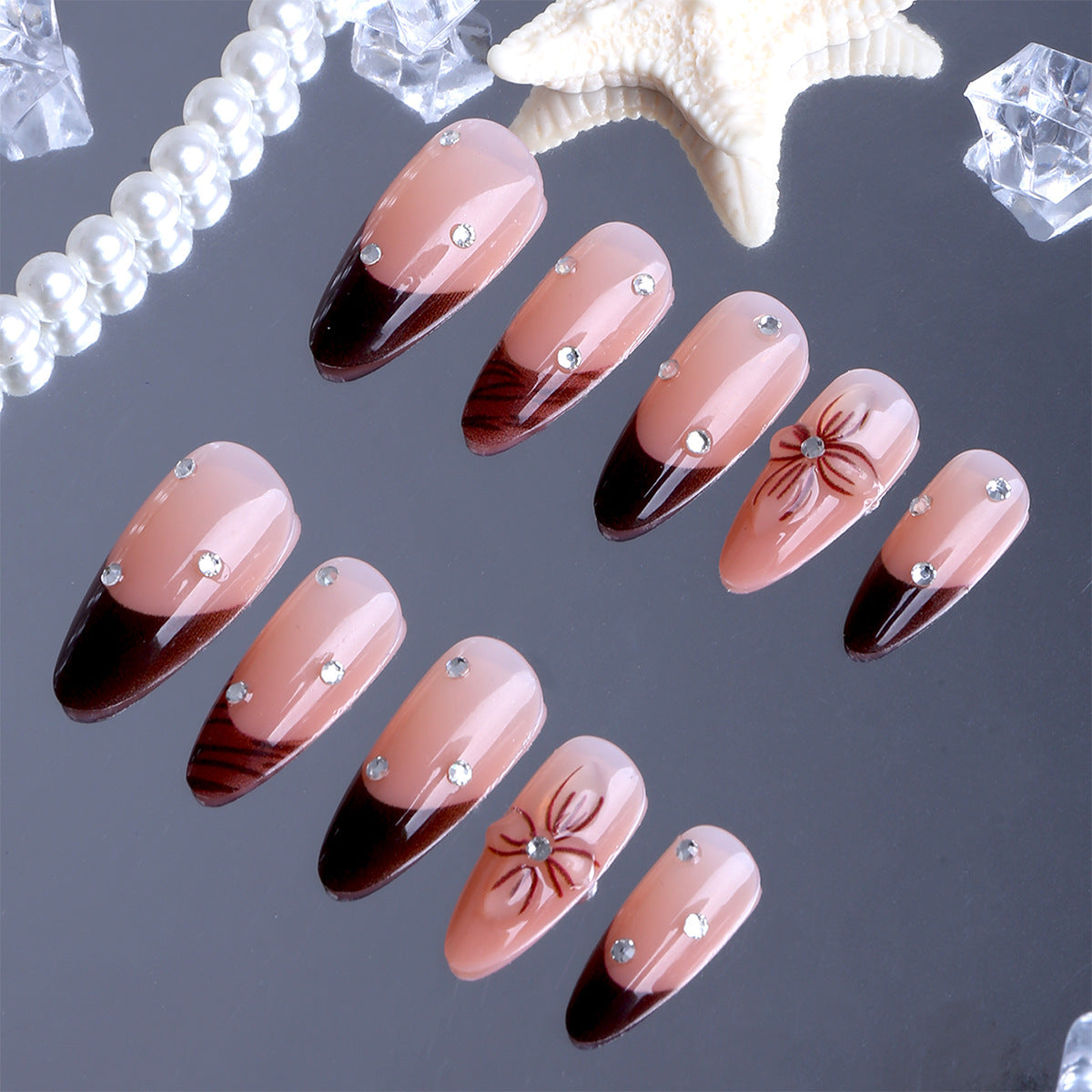 Kunstfingernägel mit Elegantem Blüten-Design und Glitzerakzenten Brehn