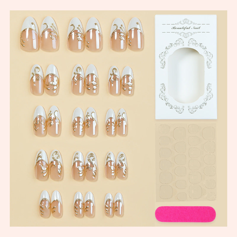 Kunstnagelset mit eleganten goldenen Verzierungen Brehn