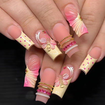 Kunstnagelset mit romantischen Blumen und verspielten Akzenten Brehn
