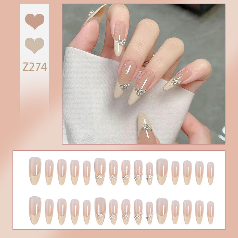 Kunstnagelset mit eleganten Spitzen und funkelnden Applikationen Brehn