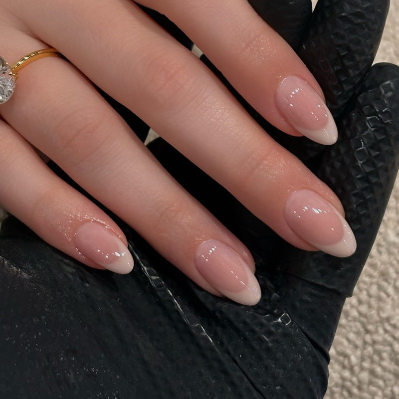 Glänzende French Tip Press-On Nägel mit elegantem Mandelprofil Brehn