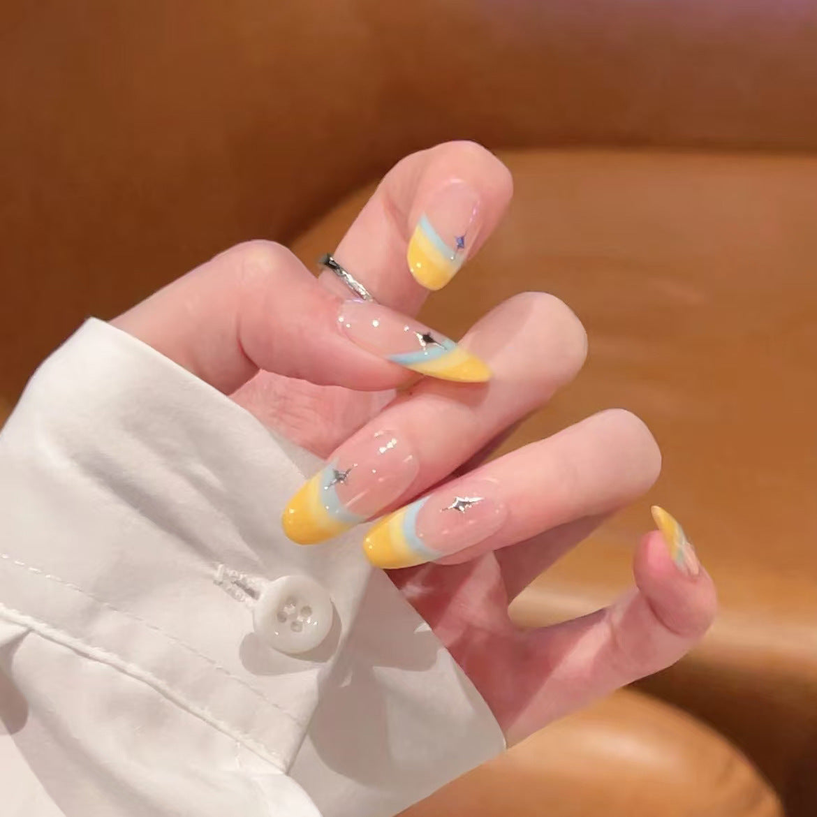 Stylisches Press-On-Nagelset mit einzigartigem bunten Design Brehn