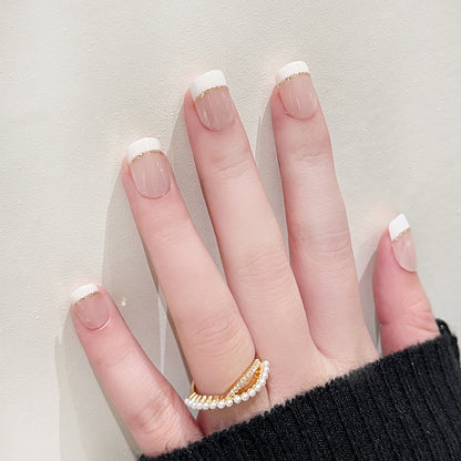 Kunstvolle Nagelverlängerungen mit elegantem French-Tip und Goldakzenten Brehn
