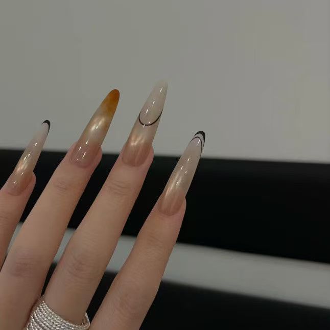 Erweiterte Stiletto-Nail-Art-Verlängerungen
