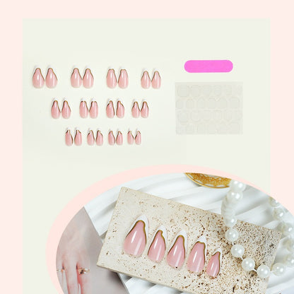 Elegantes Kunstnagelset mit Goldakzenten Brehn