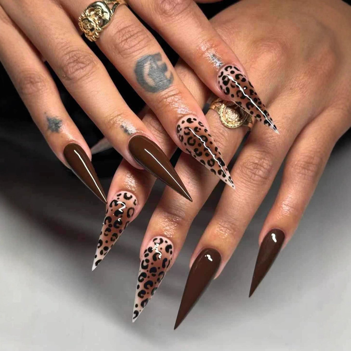 Kunstnagelset mit elegantem Leopardenmuster und modernem Spitzendesign Brehn