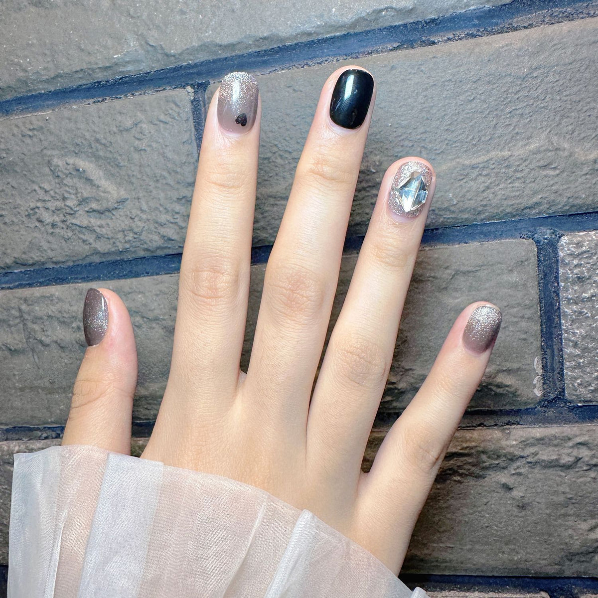 Glamorous Press-On Nail Design Brehn