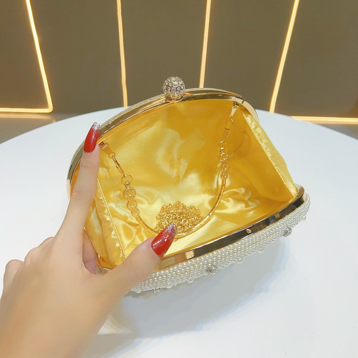 Perlenverzierte Abend-Clutch