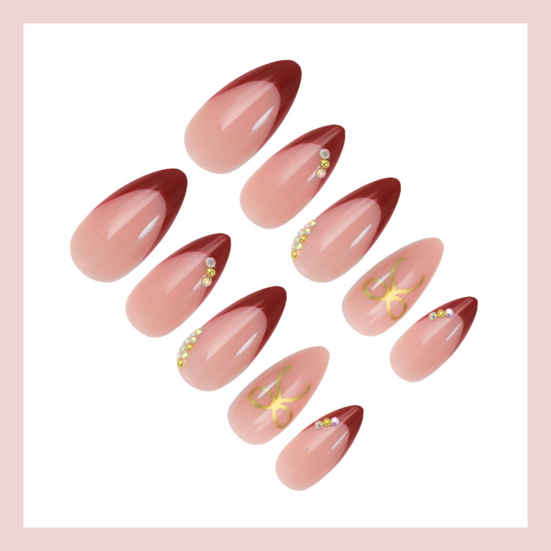 Kunstnagelset mit eleganten Verzierungen und glänzenden Akzenten Brehn