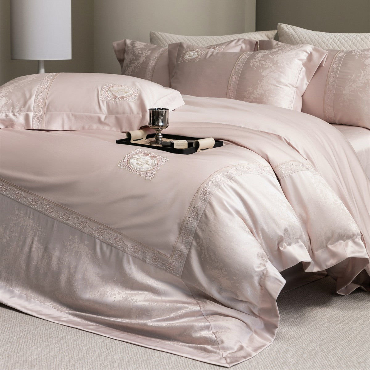 Luxuriöses Besticktes Satin-Jacquard Bettbezug-Set mit Medaillon und Spitzenrand