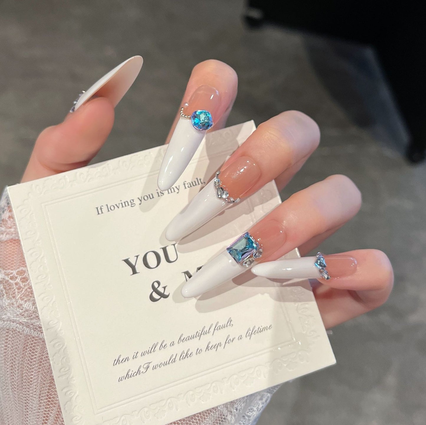Elegante mit Edelsteinen verzierte Press-On Nagelerweiterungen Brehn