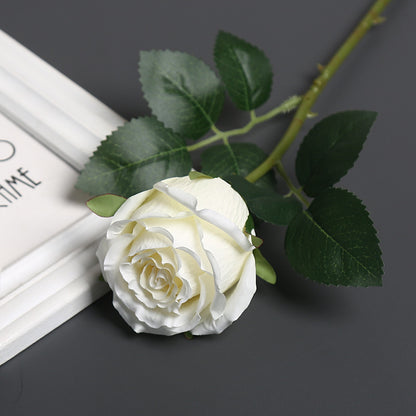 Realistische Seidenrose mit Grünanlagen