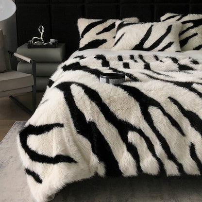 Tagesdecke aus Kunstfell mit Zebra‑Optik und extra flauschiger Struktur