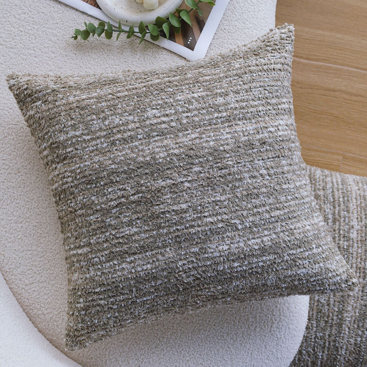 Quadratischer Kissenbezug aus weicher Chenille-Bouclé mit gerippter Textur Brehn