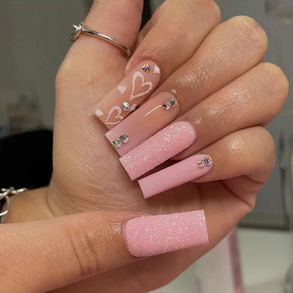Nagelkunst mit Herz- und Lippenmotiven Brehn