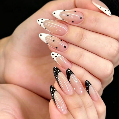 Kunstnagelset mit elegantem Punkt- und Spitzen Design Brehn