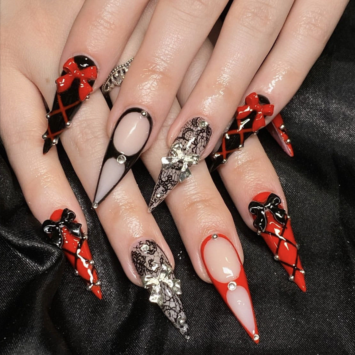 Gothic-inspirierte Stiletto-Nagelverlängerungen Brehn