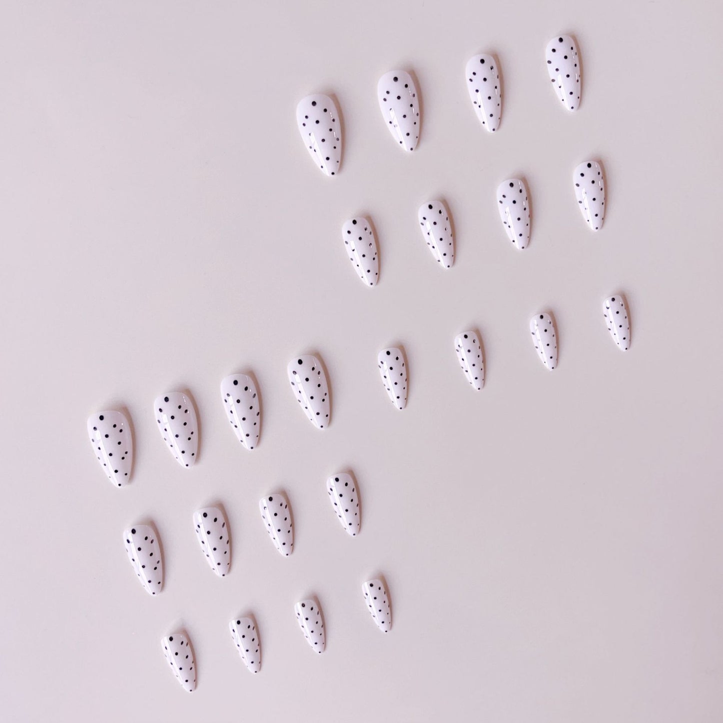 Kunstnagelset mit stilvollem Punktedesign Brehn