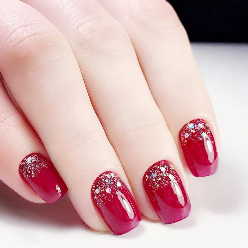 Glamouröse Kunstnägel mit Glitzerakzenten Brehn