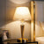 Elegante Tischlampe mit Glaselement