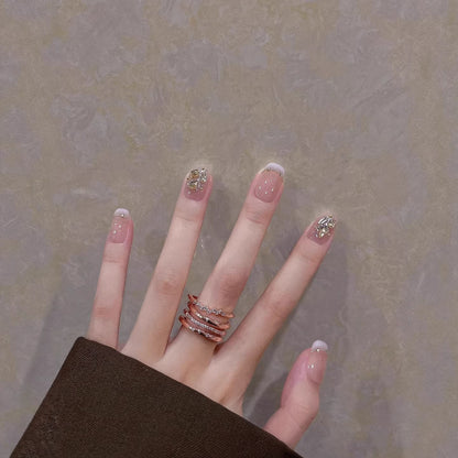 Dekoratives Press-On Nagelkunstset mit eleganten Designelementen