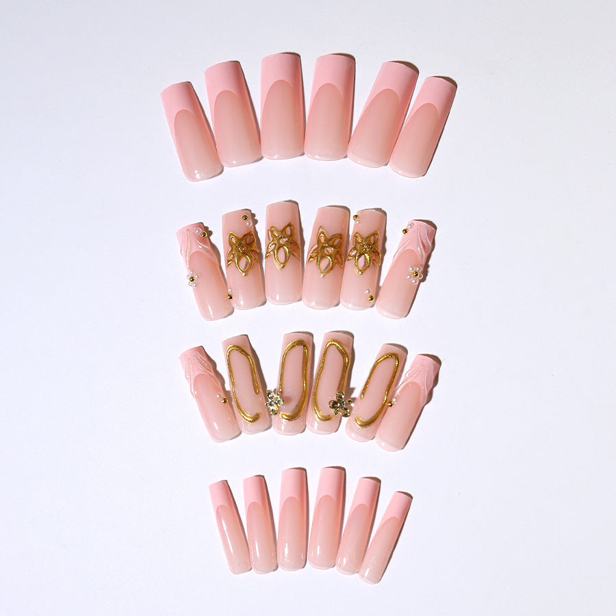 Elegante Kunstnagelspitzen mit Goldakzenten Brehn
