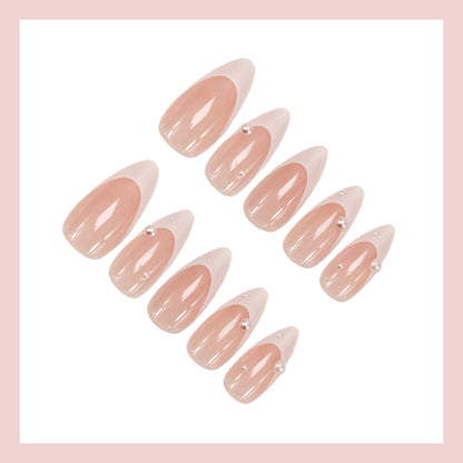 Kunstnagelset mit elegantem French-Tip und schimmernden Perlenakzenten Brehn