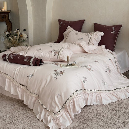 Bettwäsche-Set aus Baumwollsatin im Vintage-Stil mit floraler Stickerei, Volant und Spitzenbesatz