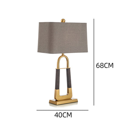 Dekorative Tischlampe mit modernem geometrischen Sockel