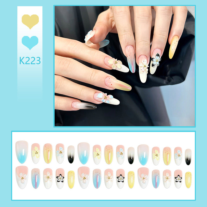 Kunstnagelset mit floralen und glitzernden Verzierungen Brehn