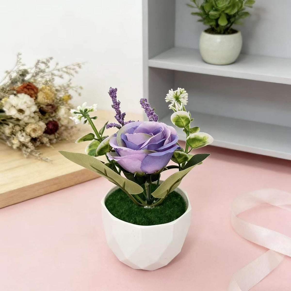 Dekorative Blumenarrangement für die Wohnkulturanzeige