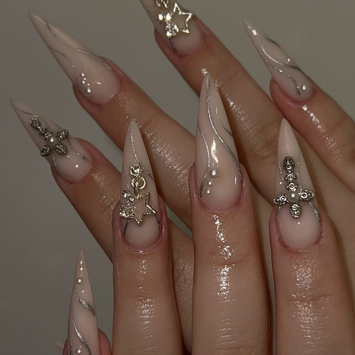 Stiletto AcrylNagelkunstverlängerungen mit dekorativen Akzenten Brehn