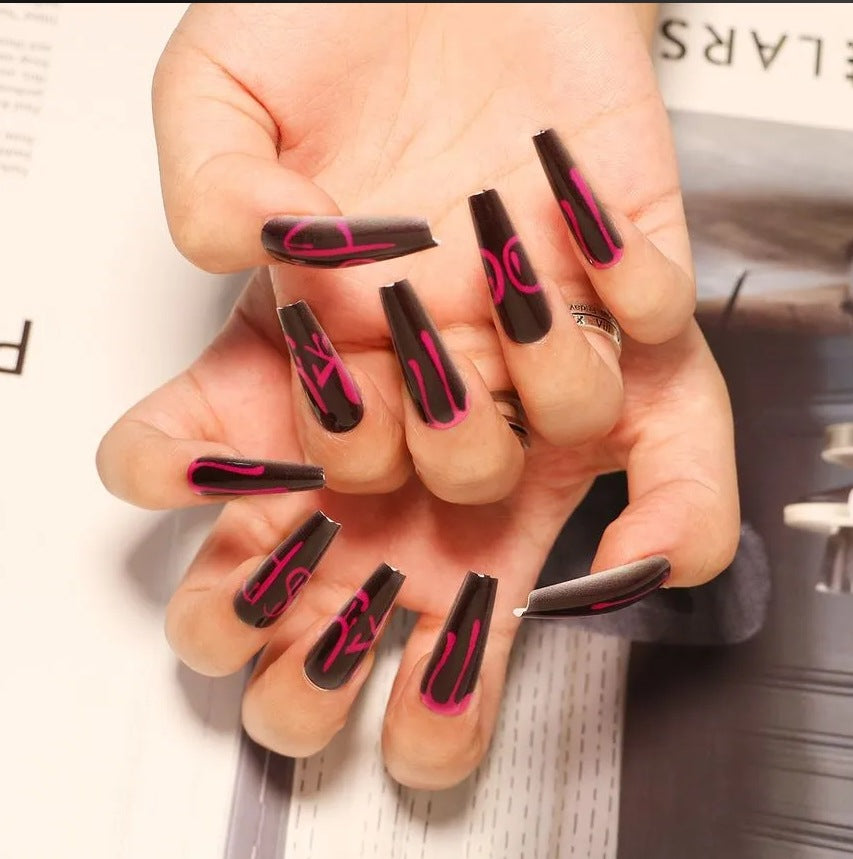 Künstlerisches Press-On Nageldesign mit Tropfeneffekt Brehn