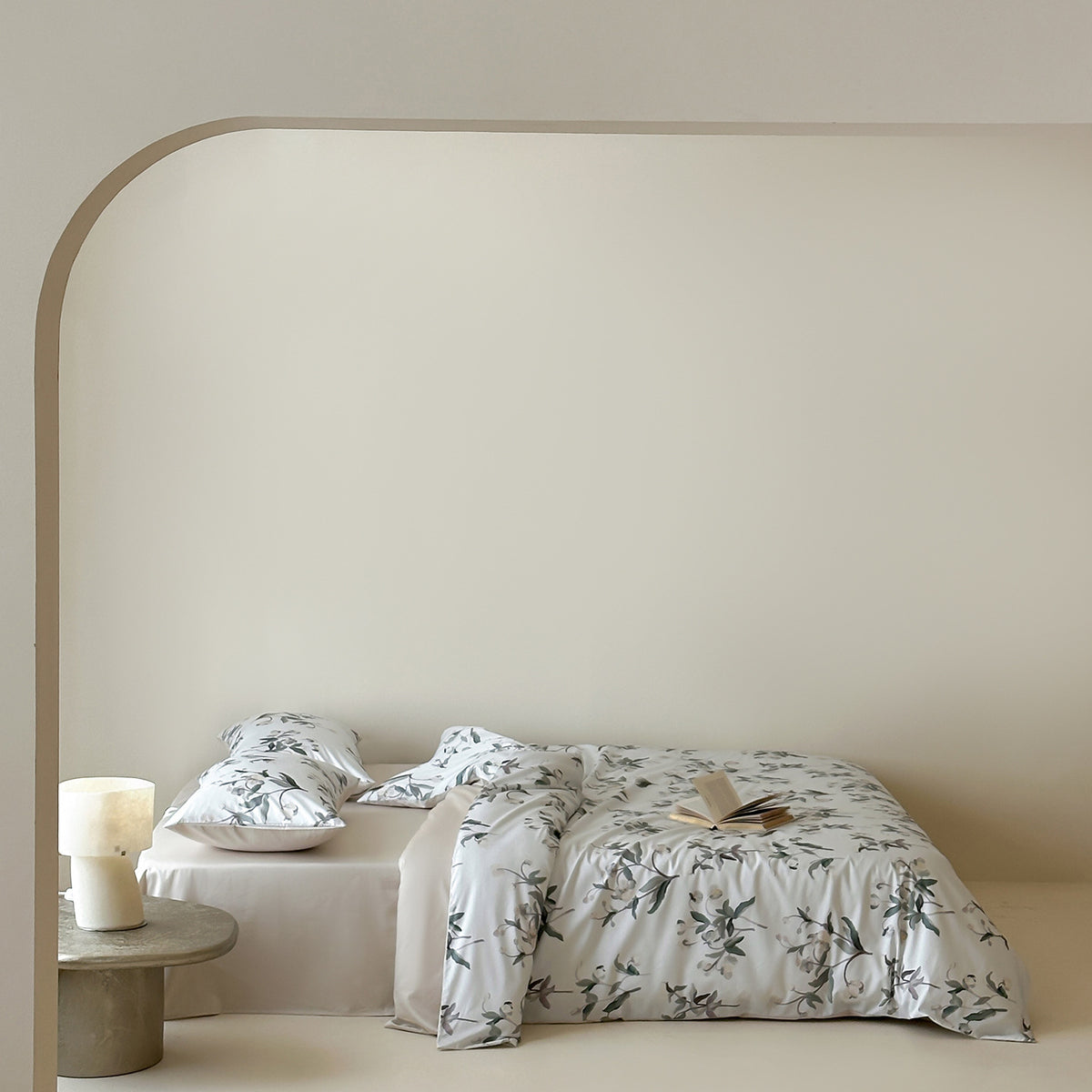 Baumwollsatin-Bettwäschegarnitur mit skizzenhaftem Blumenprint und Wende-Satin