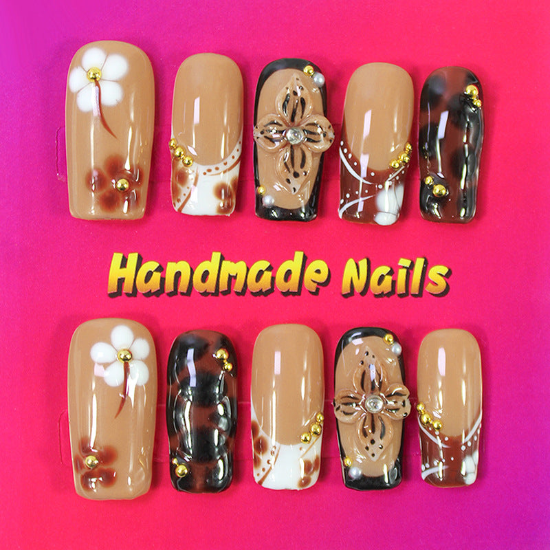 Kunstnagelset mit eleganten handgefertigten Designs und dekorativen Akzenten Brehn