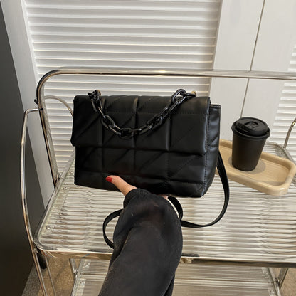 Gepolsterte Handtasche mit Kettengriffen