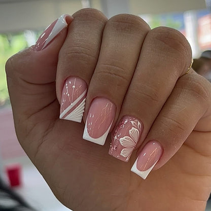 Kunstvolle Nagelkunst mit eleganten französischen Spitzen und floralen Akzenten Brehn
