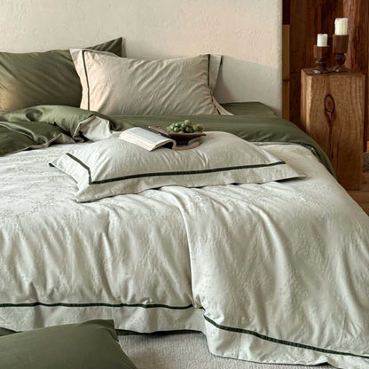 Elegante Bettwäsche-Garnitur aus Baumwoll-Jacquard mit dezenter Reliefstruktur und kontrastierender Paspel