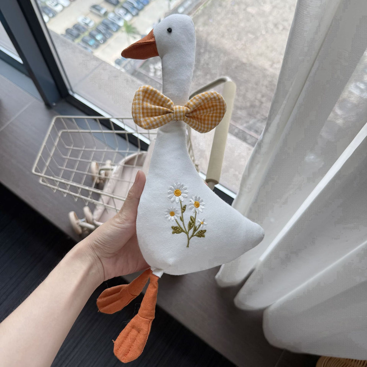 Handgefertigte Bio-Baumwolle Hasenpuppe mit Leinenjacke und karierten Shorts