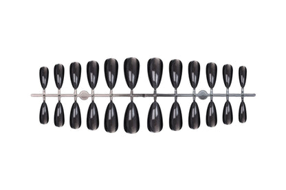 Kunstnagelset mit eleganten spitzen Formen und hochglänzendem Finish Brehn