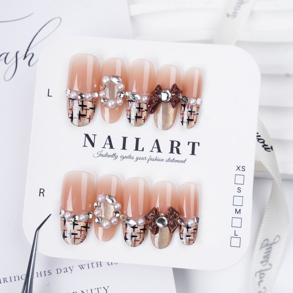 Künstlerisches Stiletto Press-On Nagelset mit floralem Schmuck Brehn